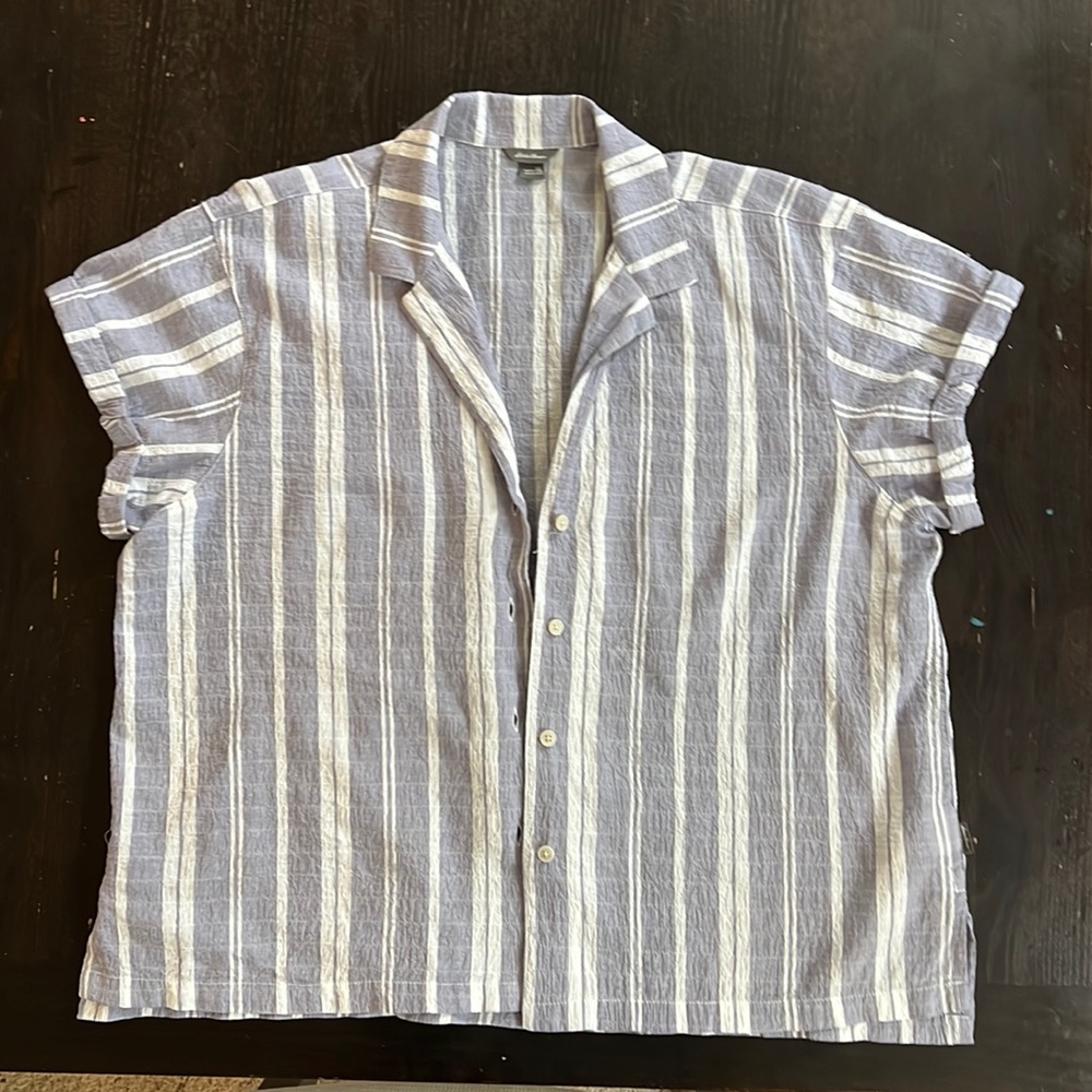 Eddie Bauer short sleeve shirt. Blue & white stripe. Size XL